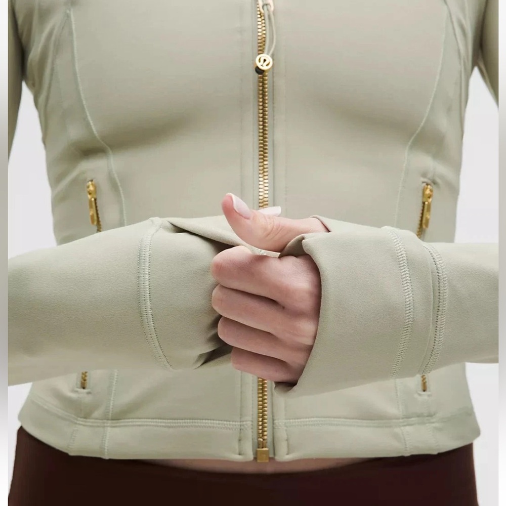 ‼️SOLD‼️lululemon cropped define jacket in fog green with gold zippers - Picture 7 of 17